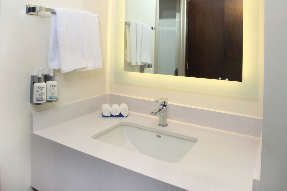 Standard Room, 2 Queen Beds, Ground Floor - Photo 2