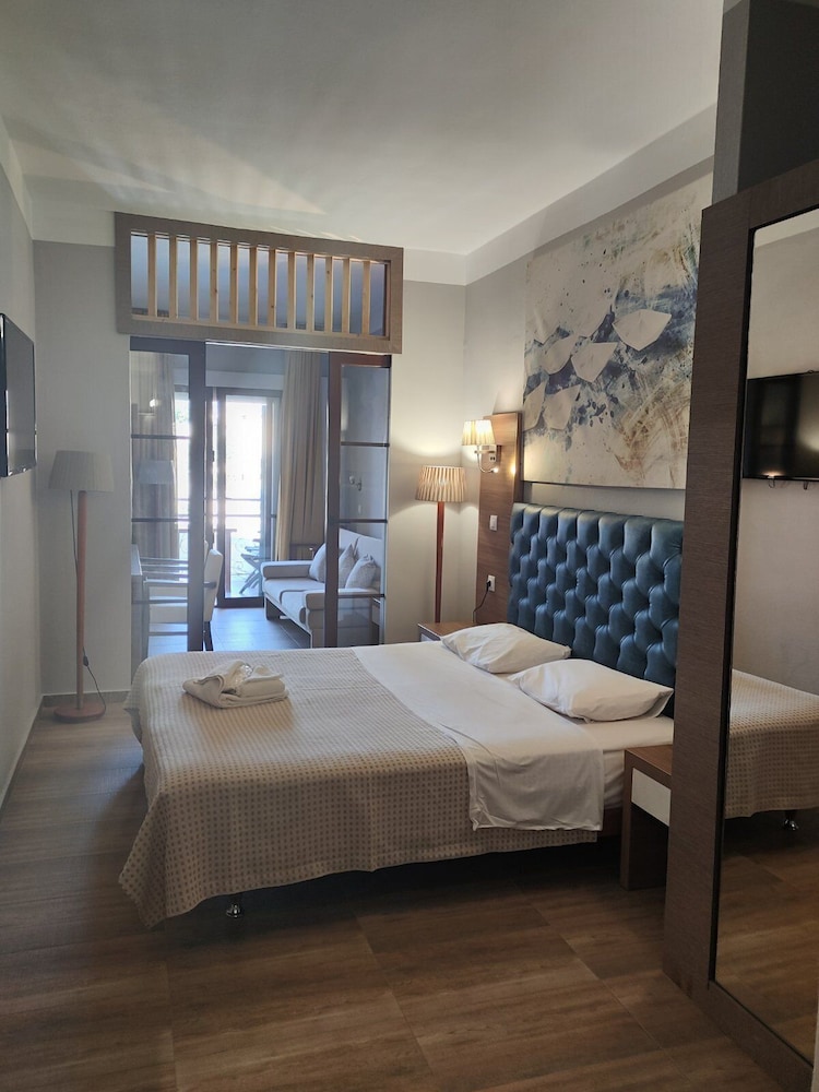 Grand Studio Suite, Pool View photo 3