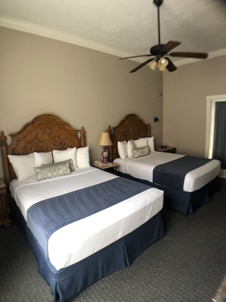 Room, 2 Queen Beds, Fireplace, City View photo 2
