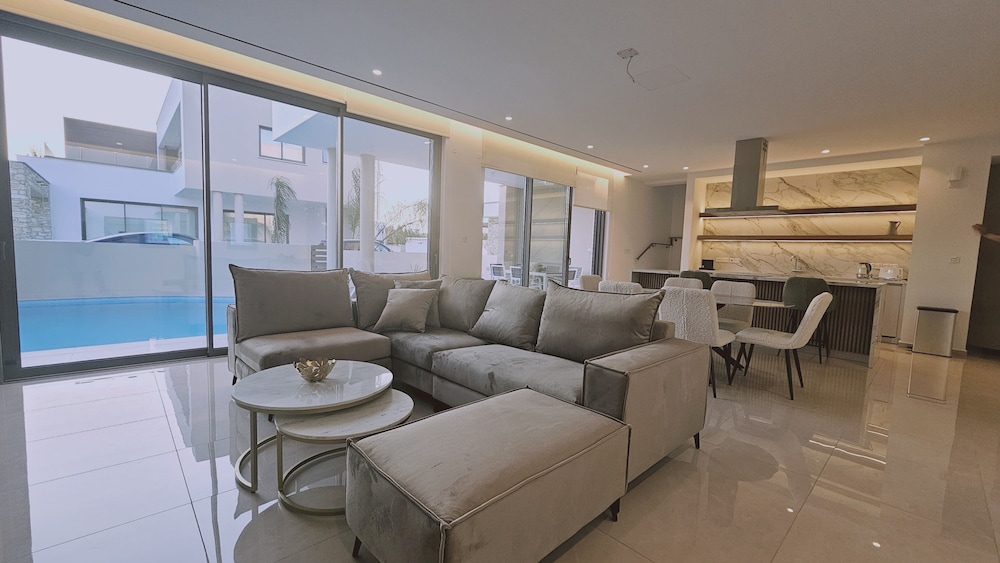 Villa photo 1