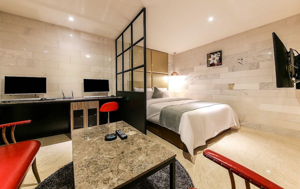 Suite - Photo 4
