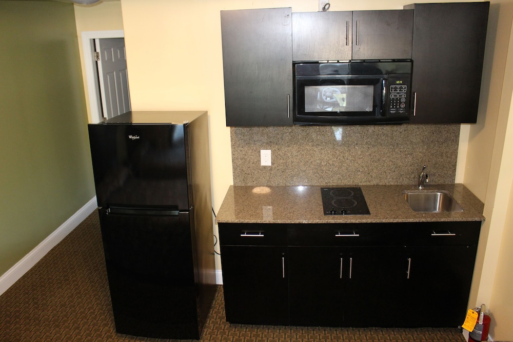 3 Bed Suite Non-Smoking - 3 Full Size Beds photo 2