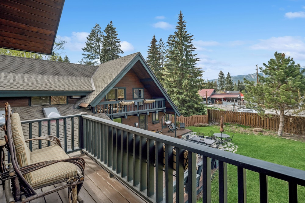 Deluxe Room, 1 King Bed, Fireplace, Mountain View (Beargrass) photo 3