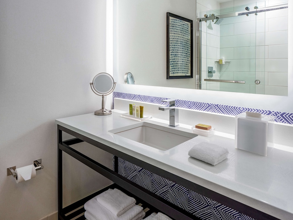 Standard Room, 1 King Bed, Accessible, Executive Level (Bathtub) - Photo 1