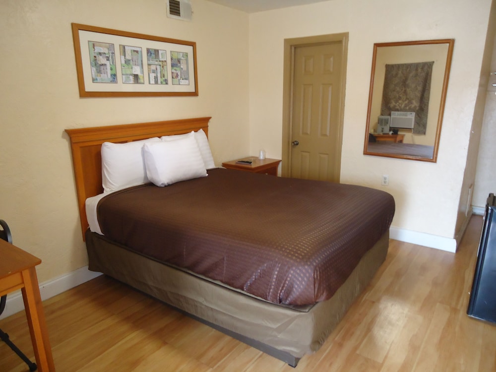 Standard Room, 1 Queen Bed, Smoking photo 3