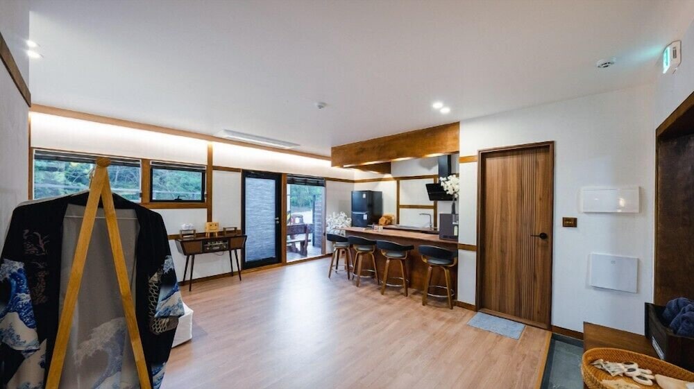 Room (Room D) - Photo 1