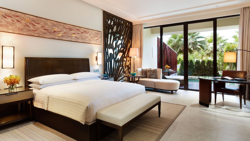 Deluxe Room, 1 King Bed, Garden View photo 3