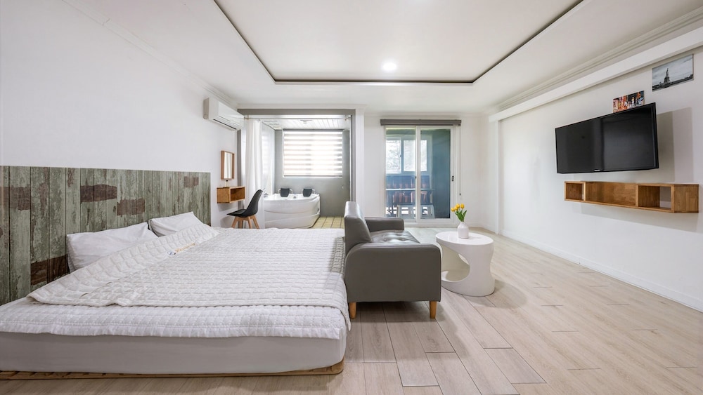 Basic Room, 1 Bedroom (B, Room 103 (Spa/Private BBQ))