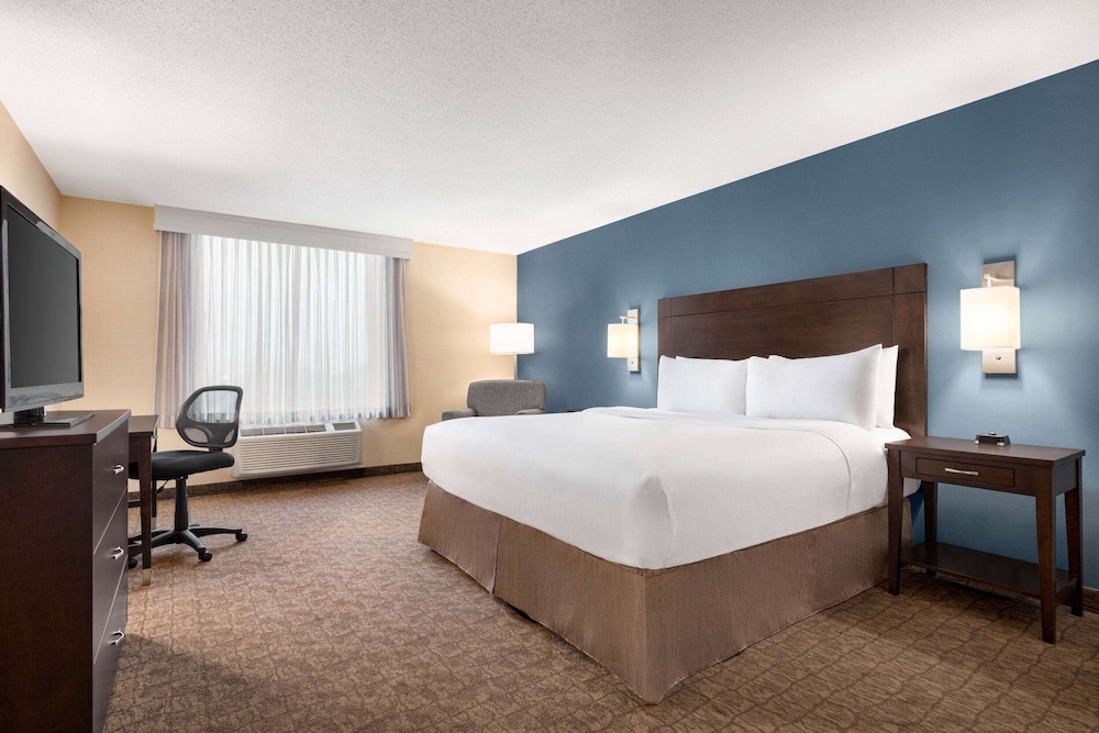 Deluxe Room, 1 King Bed, Non Smoking, City View photo 2