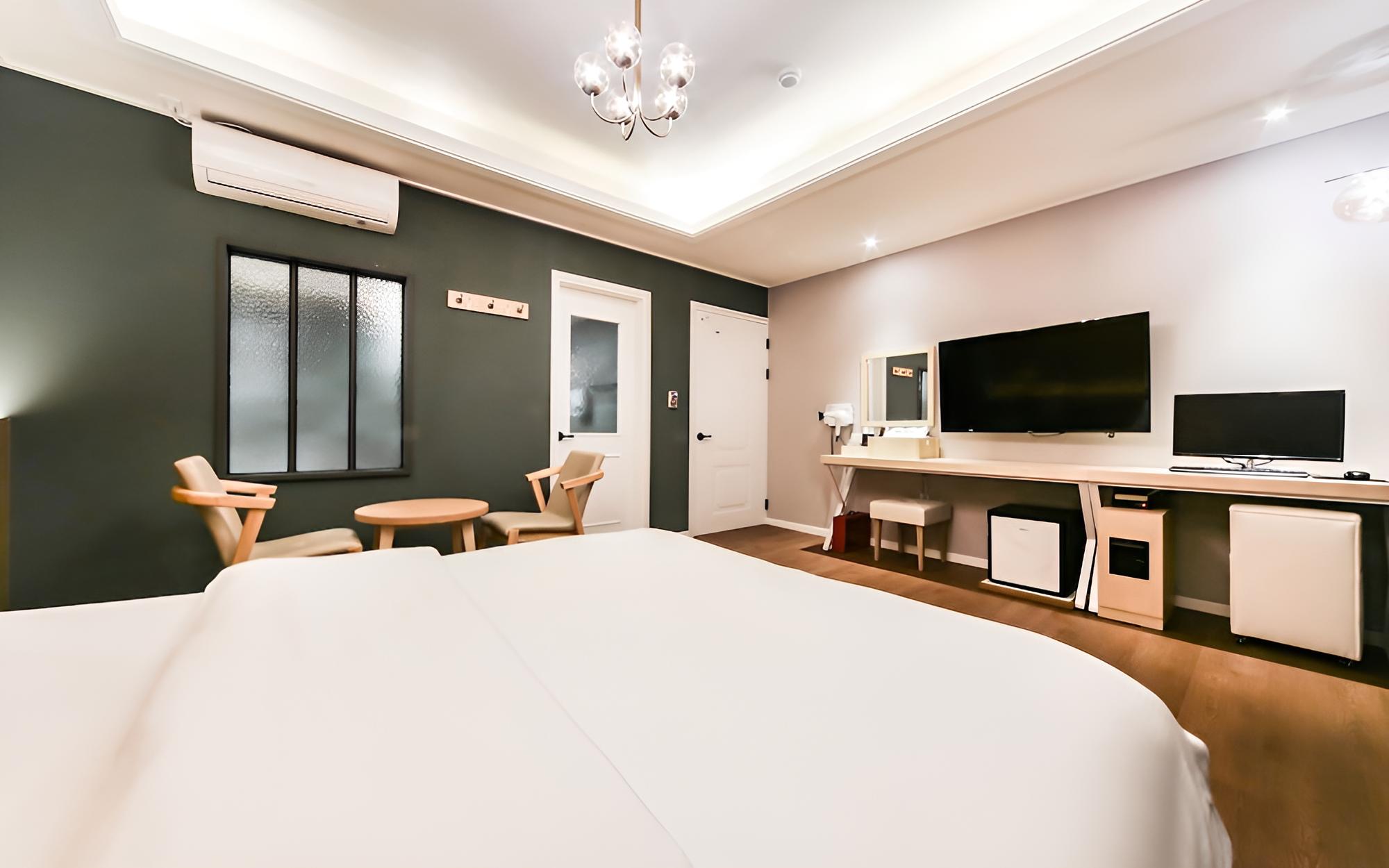 Room (Standard (Large Spa Netflix Wave)) photo 3