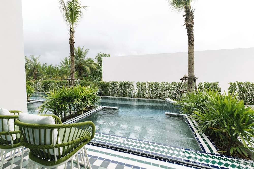Superior Plunge Pool with Jacuzzi - Photo 5