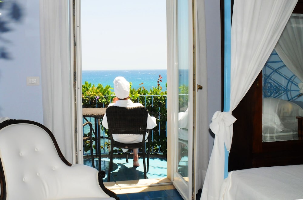 Deluxe Double Room, 1 King Bed, Balcony, Sea Facing - Photo 2