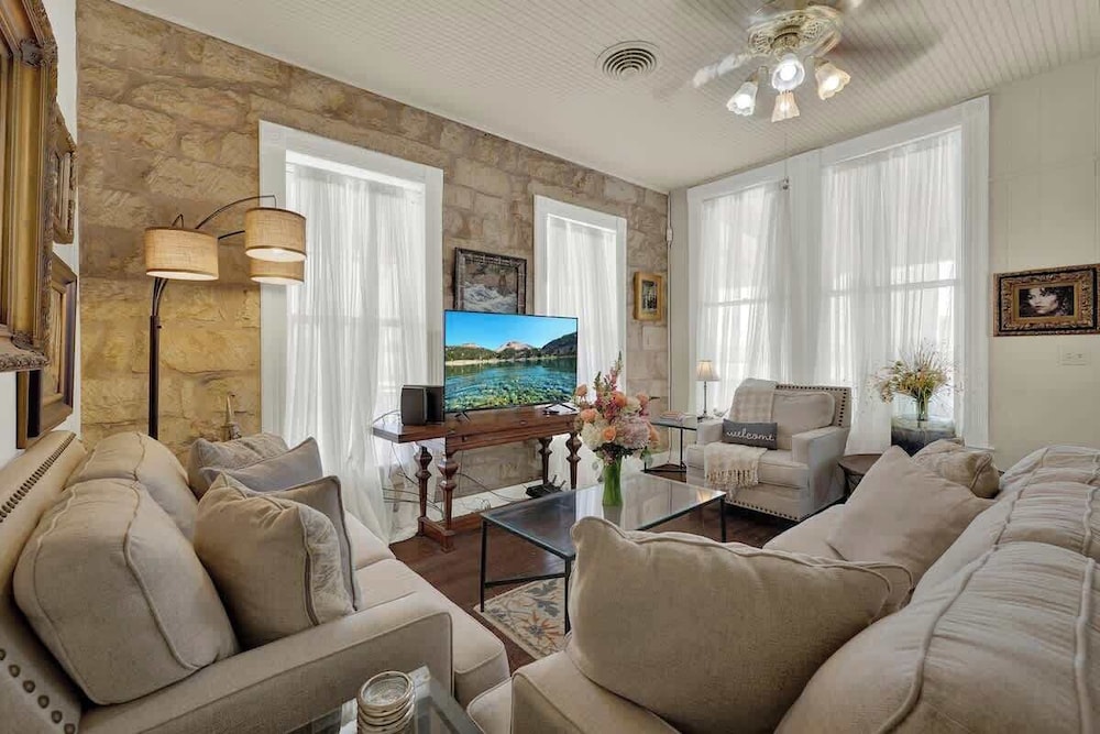 House, Multiple Beds, Patio, City View (101 N Orange #2)