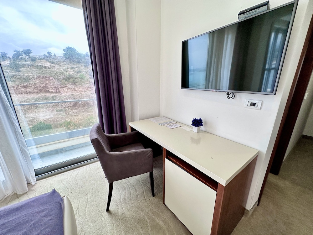 Deluxe Room, Balcony, Sea View photo 2