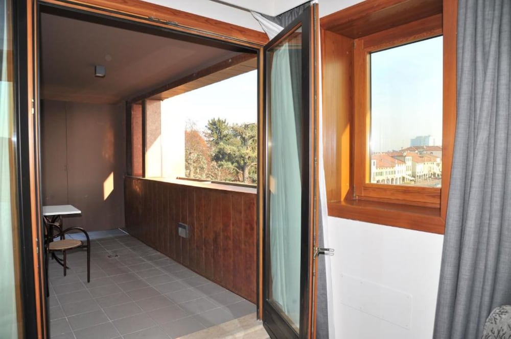 Suite, 1 King Bed with Sofa bed, Balcony