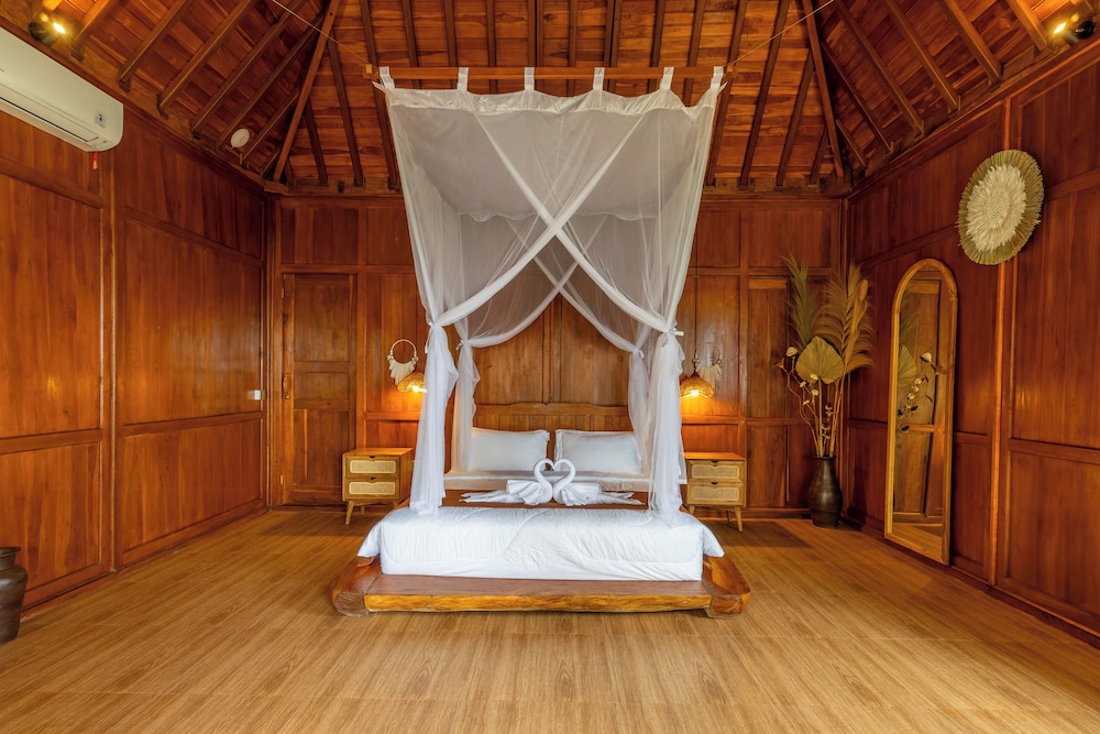 Deluxe Room, 1 King Bed, Ocean View, Poolside