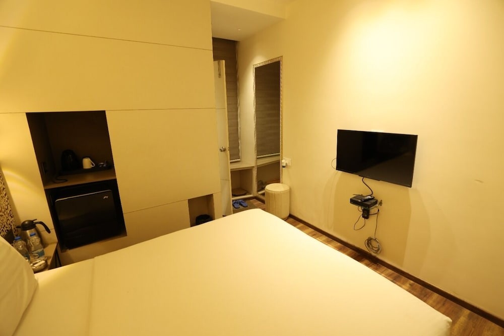 Standard Room, 1 King Bed, Smoking, City View photo 3
