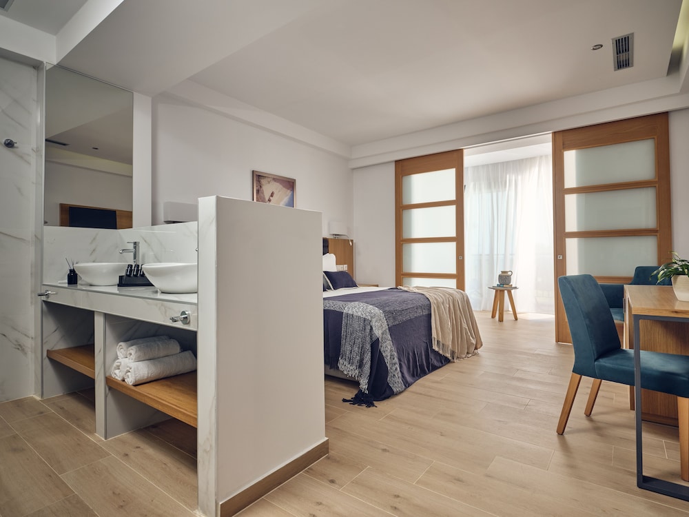 Deluxe Suite, Private Pool (Annex 200m) photo 3