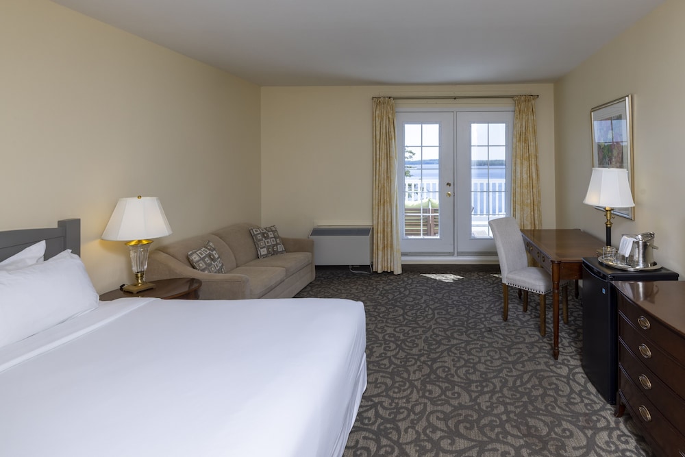 Standard Room, 1 King Bed, Balcony, Lake View photo 2