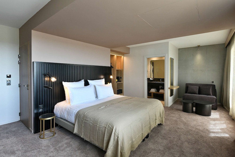Junior Suite, 1 King Bed with Sofa bed - Photo 7