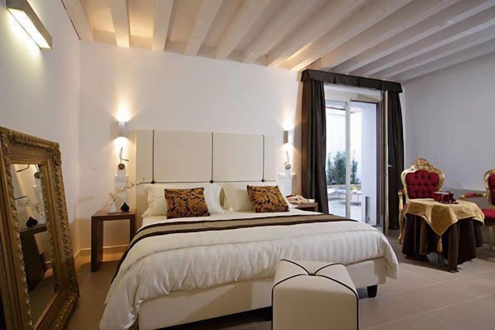 Superior Quadruple Room, Canal View photo 1