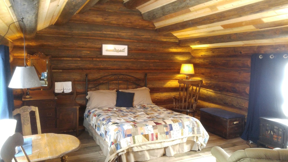 Cedar or Alder Cabin - 1 Queen Bed photo 1