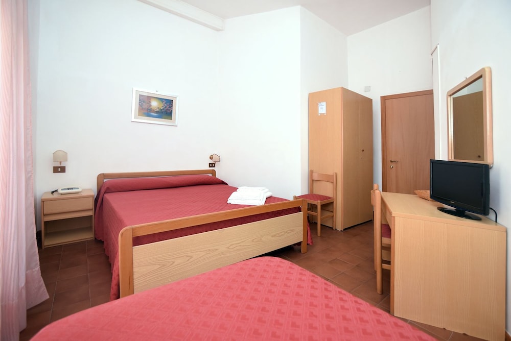 Economy Triple Room, 1 Bedroom, Ensuite photo 3