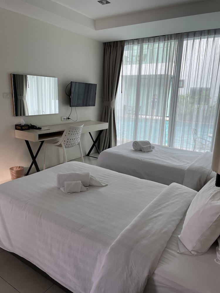 Twin Room, Pool Access photo 1