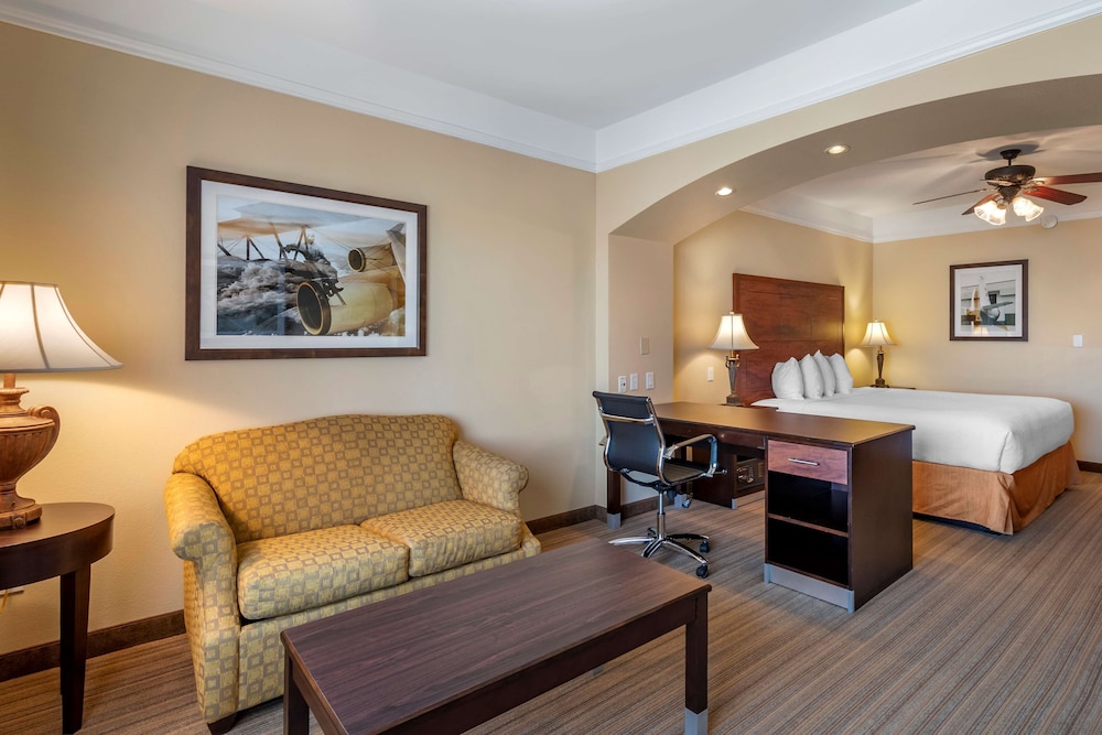 Suite, 1 King Bed, Accessible, Bathtub - Photo 3