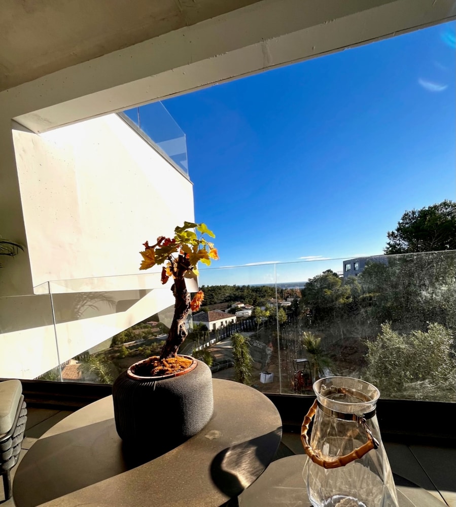 Luxury Room, 1 King Bed, Terrace, Sea Facing photo 3