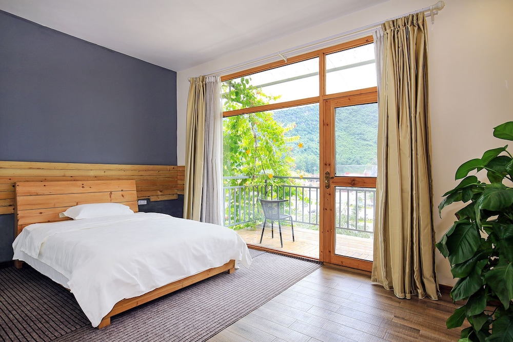Deluxe Twin Room With Mountain View(One 2m Bed,One1.5m Bed) photo 1