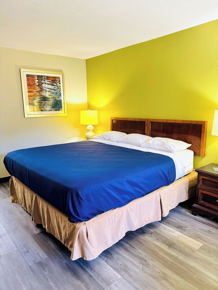 Room, 1 King Bed, Non Smoking photo 3