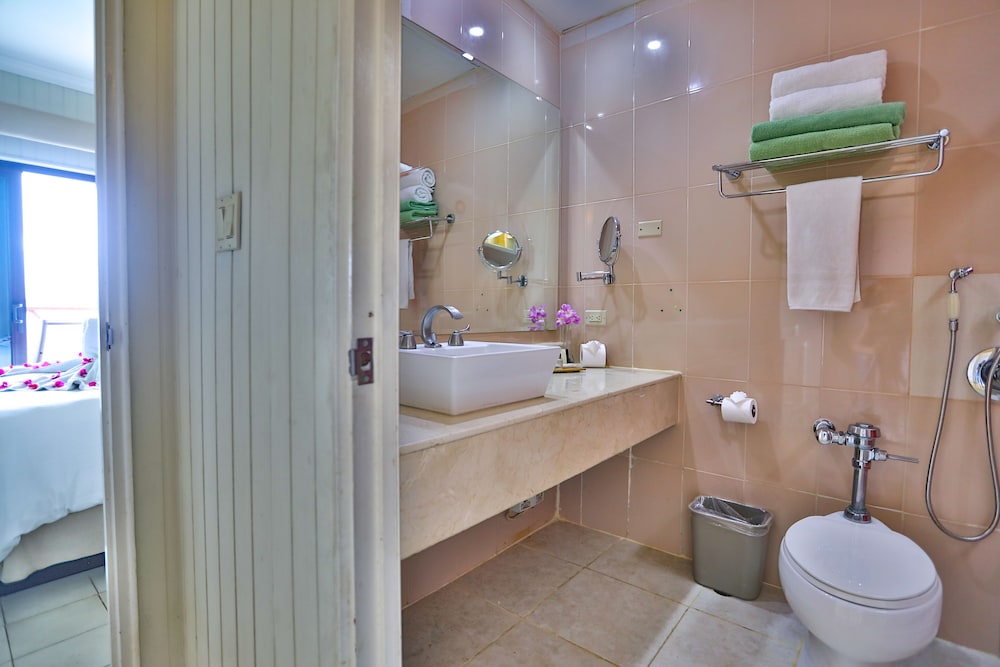 Junior Suite, 1 King Bed with Sofa bed, Beach View photo 2