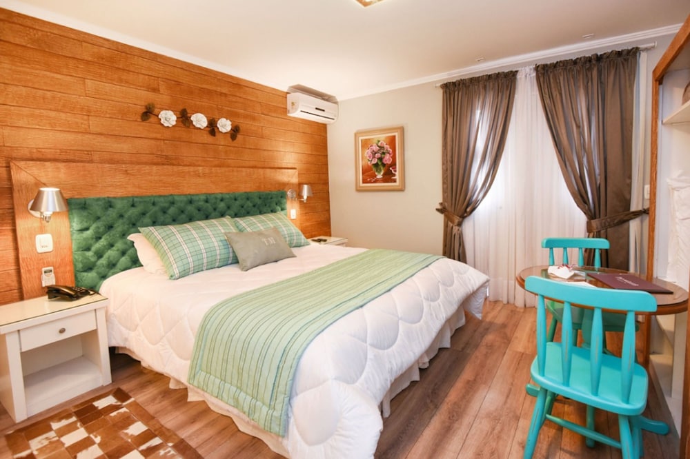 Luxury Room thumbnail 5