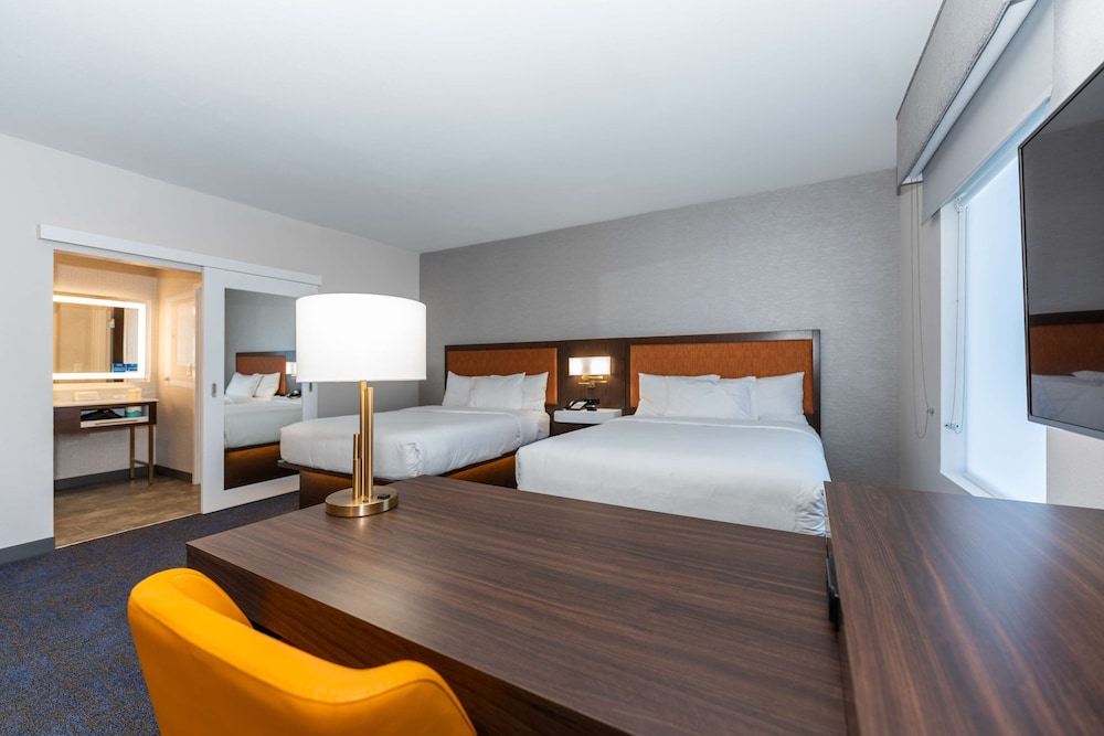 Room, 2 Queen Beds, Accessible, Bathtub (Mobility & Hearing) - Photo 10