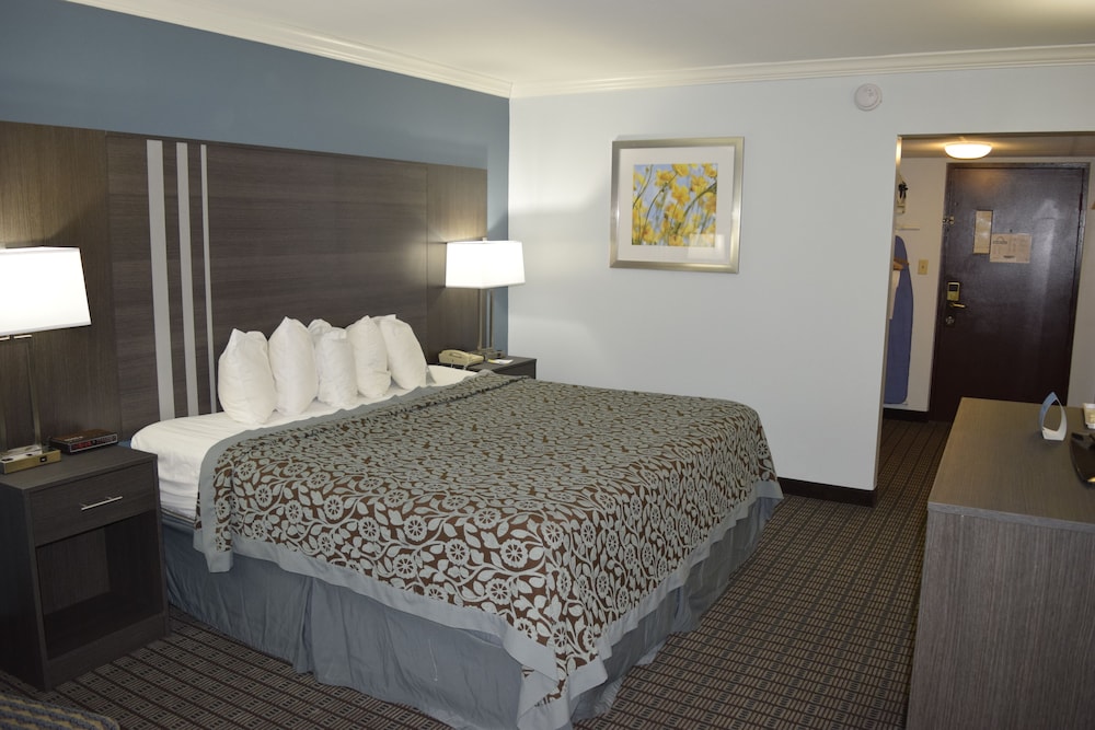 Standard Room, 1 King Bed, Accessible, Non Smoking photo 3