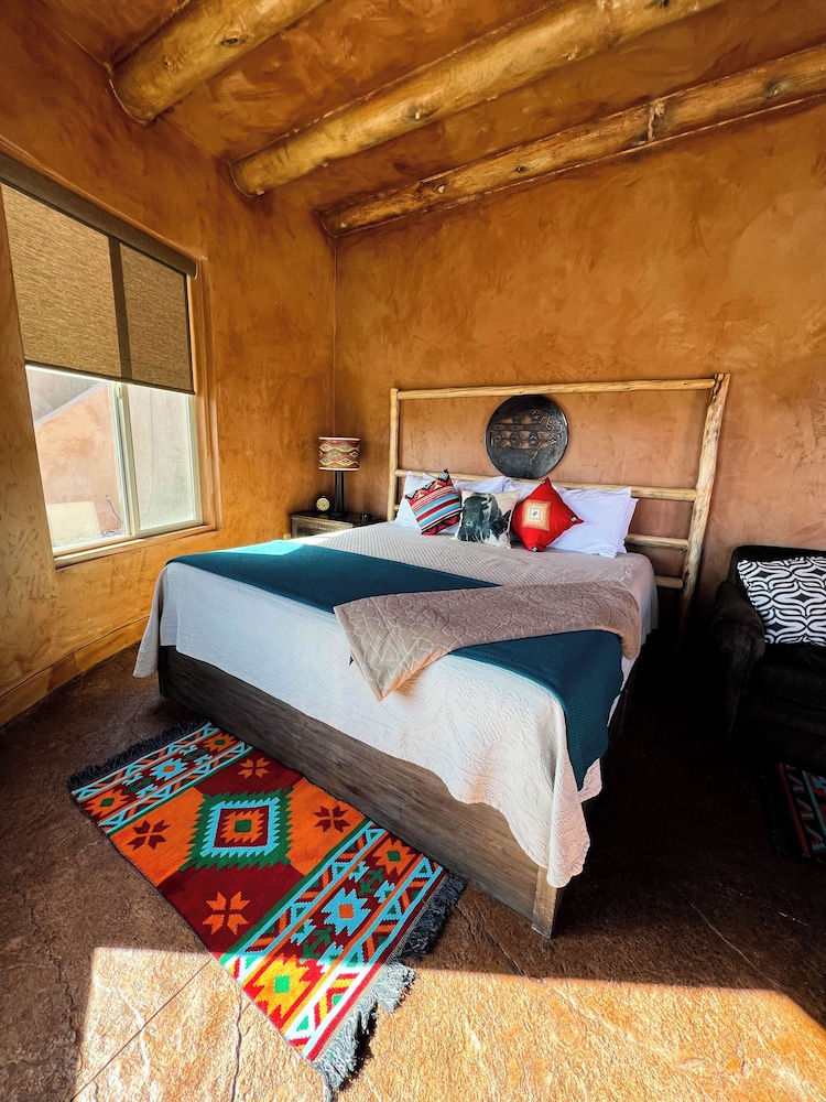 Luxury Bungalow, 1 King Bed with Sofa bed, Pets Allowed, Mountain View photo 1