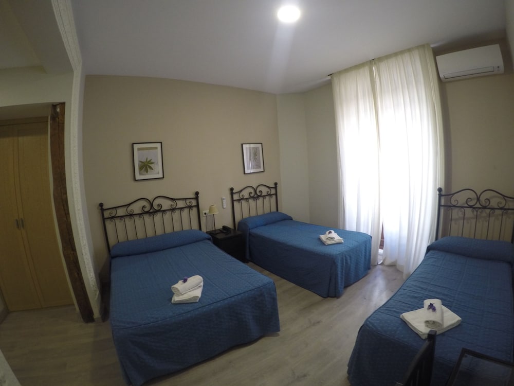 Quadruple Room, Private Bathroom - Photo 4