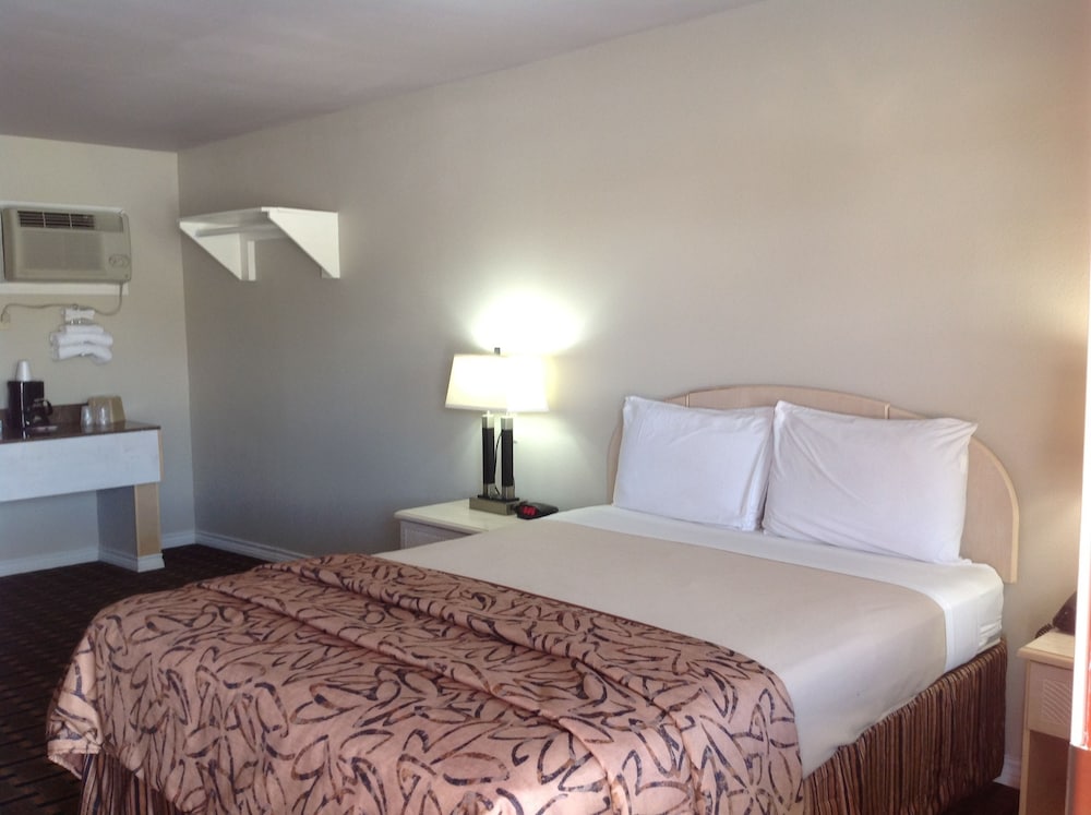 Standard Room, 1 Queen Bed photo 2