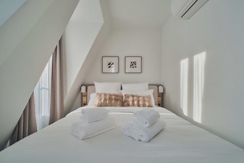 Deluxe One-Bedroom Apartment with City View 603 thumbnail 5