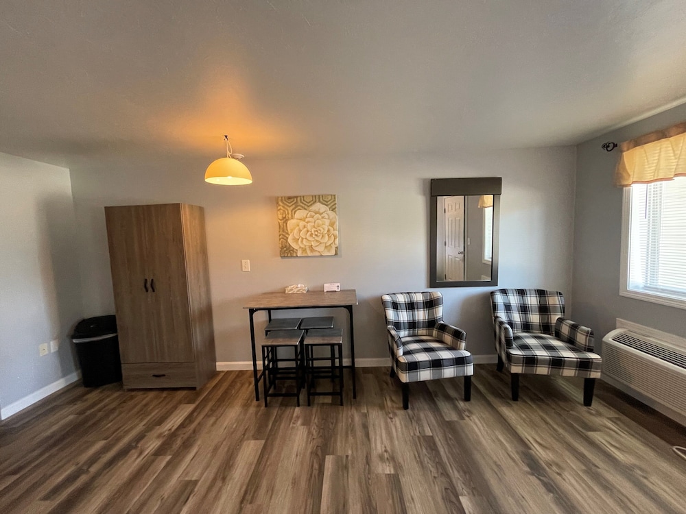 Economy Room, 2 Queen Beds, Kitchenette, Ground Floor photo 3