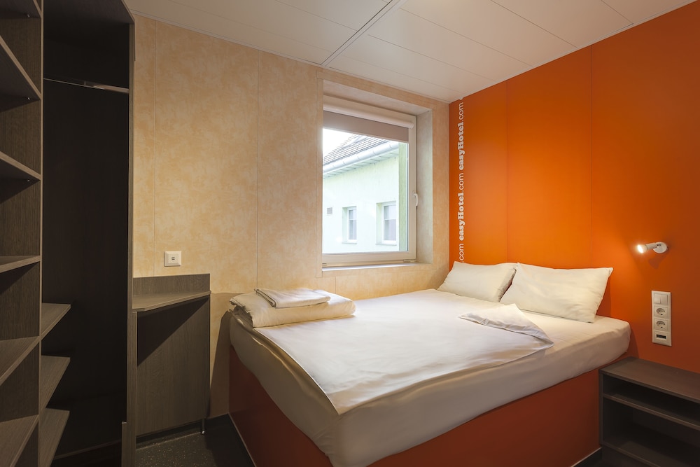Small Double room thumbnail 6