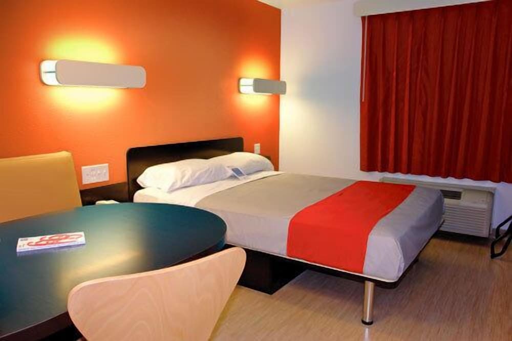 Standard Room, 1 King Bed, Non Smoking, Kitchenette - Photo 12