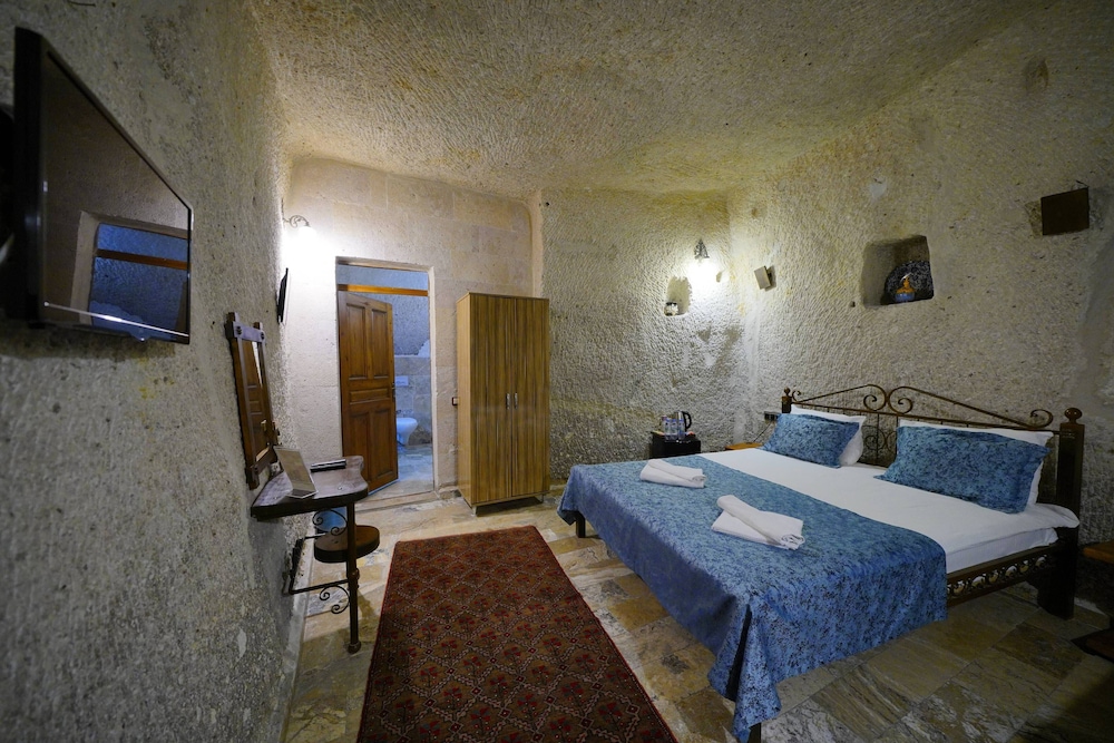 Deluxe Triple Cave Room photo 2