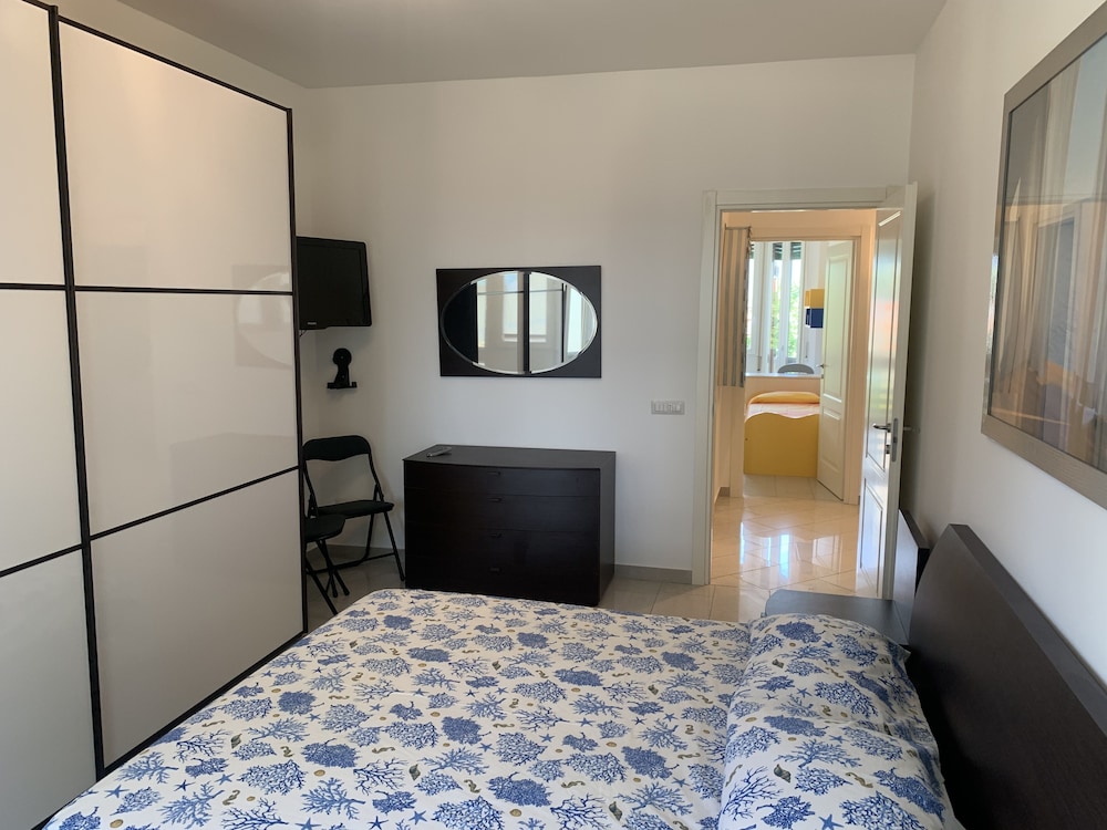 City Apartment, 2 Bedrooms, Balcony, Mountain View photo 3