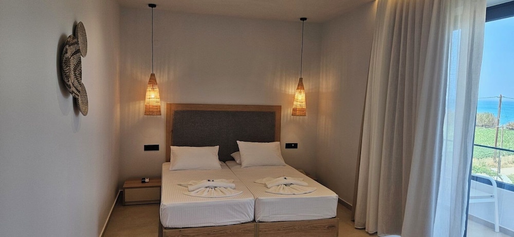 Junior Suite with Outdoor Jetted Tub & Sea View photo 1