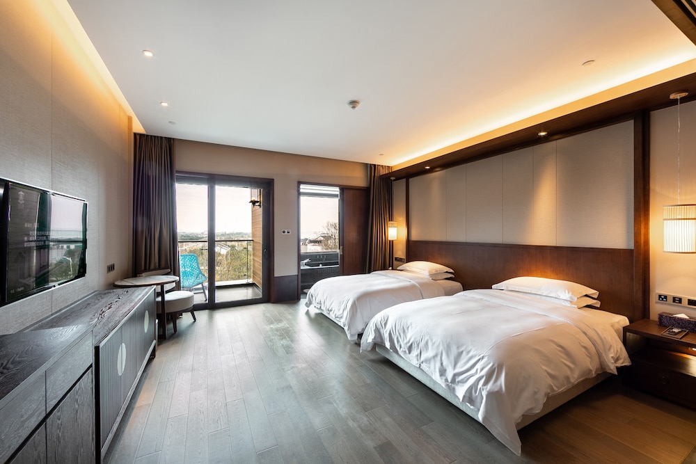 Comfort Room, 2 Double Beds, Patio, Mountainside