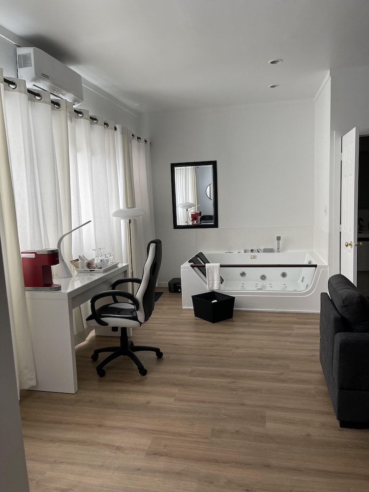 Elite Room, 1 King Bed, Balcony, Mountainside photo 2