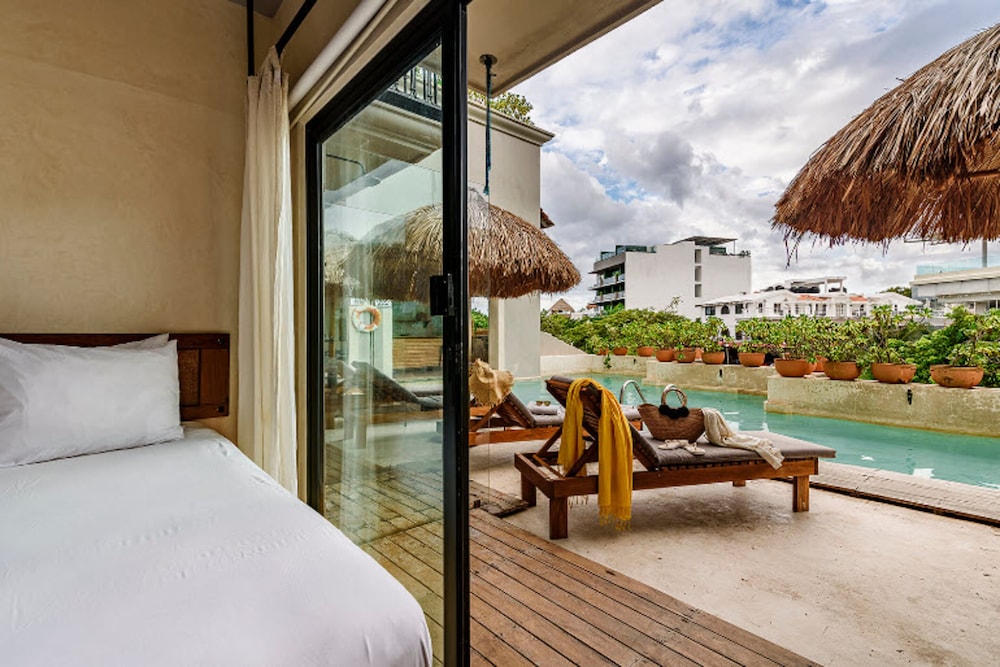 Superior Poolside Double Room - Photo 9