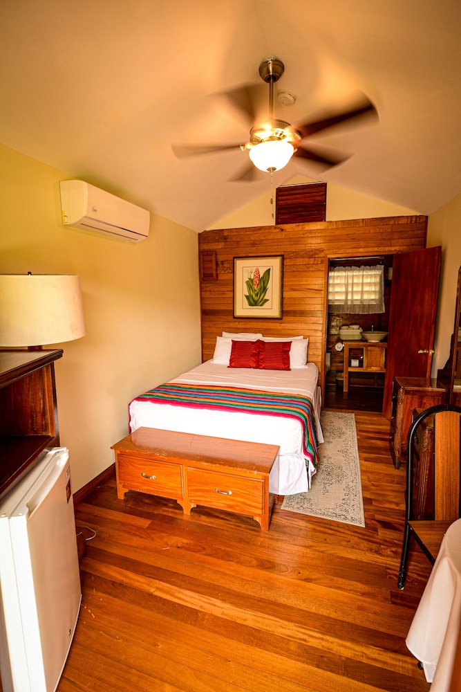 Basic Cabin, 1 Queen Bed, Pool Access, Garden View photo 2